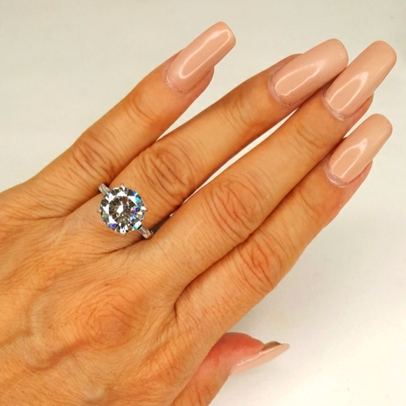 STUNNING 5A CZ Celebrity Quality Oval Center w Platinum/Sterling High End Ring - Picture 3 of 8